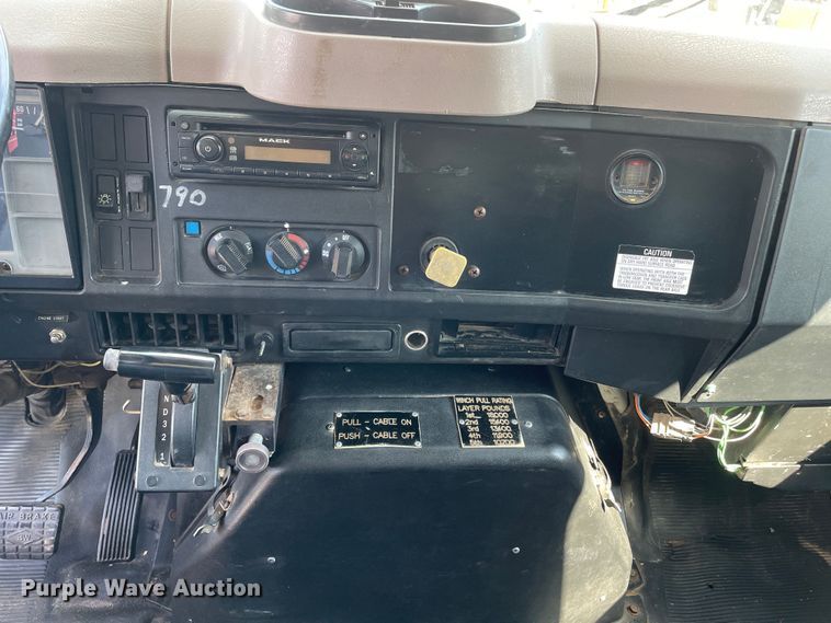 image for item DN4705 1995 International 4800  fuel / lube truck