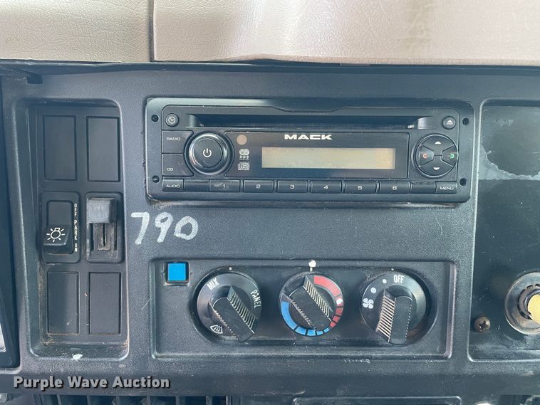 image for item DN4705 1995 International 4800  fuel / lube truck