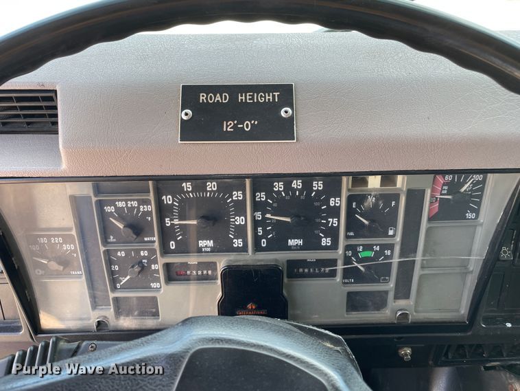 image for item DN4705 1995 International 4800  fuel / lube truck