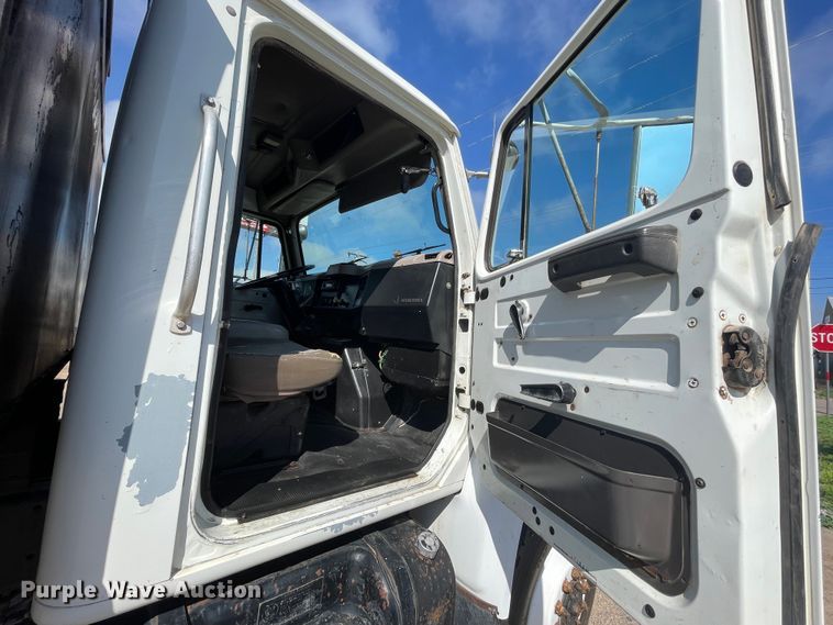 image for item DN4705 1995 International 4800  fuel / lube truck