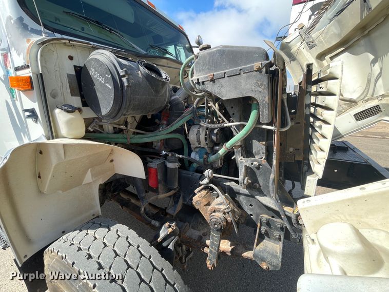 image for item DN4705 1995 International 4800  fuel / lube truck