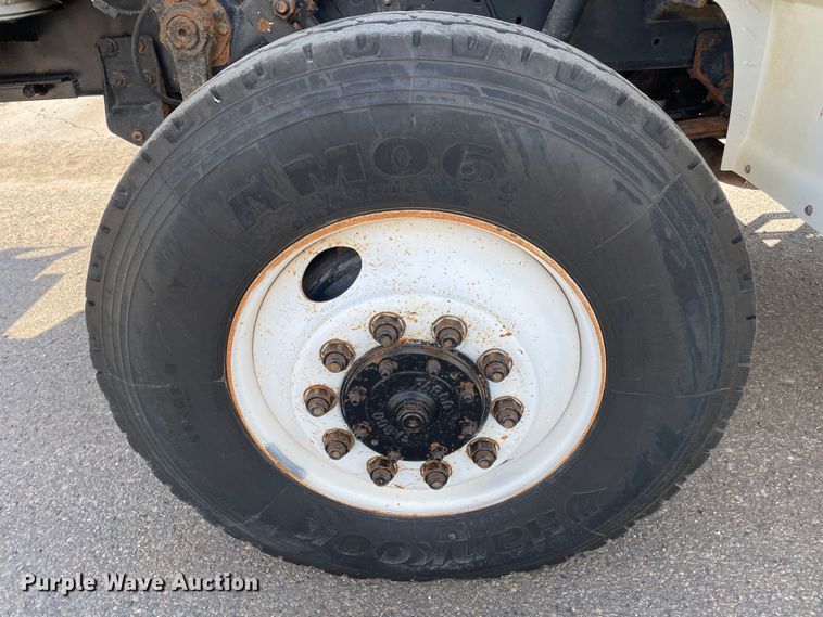 image for item DN4705 1995 International 4800  fuel / lube truck