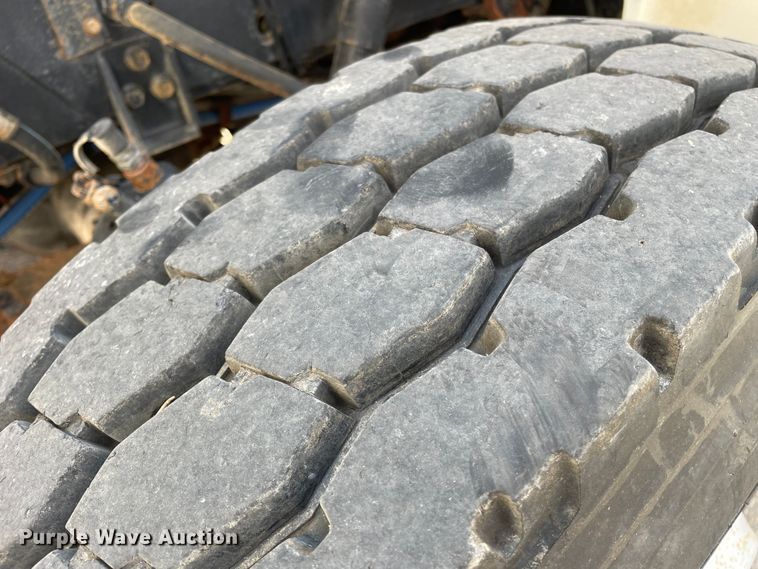 image for item DN4705 1995 International 4800  fuel / lube truck