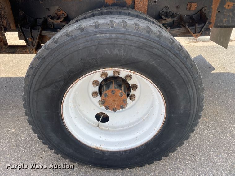 image for item DN4705 1995 International 4800  fuel / lube truck