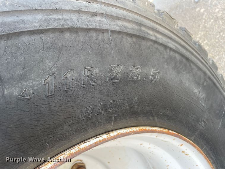 image for item DN4705 1995 International 4800  fuel / lube truck