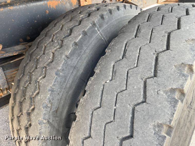 image for item DN4705 1995 International 4800  fuel / lube truck