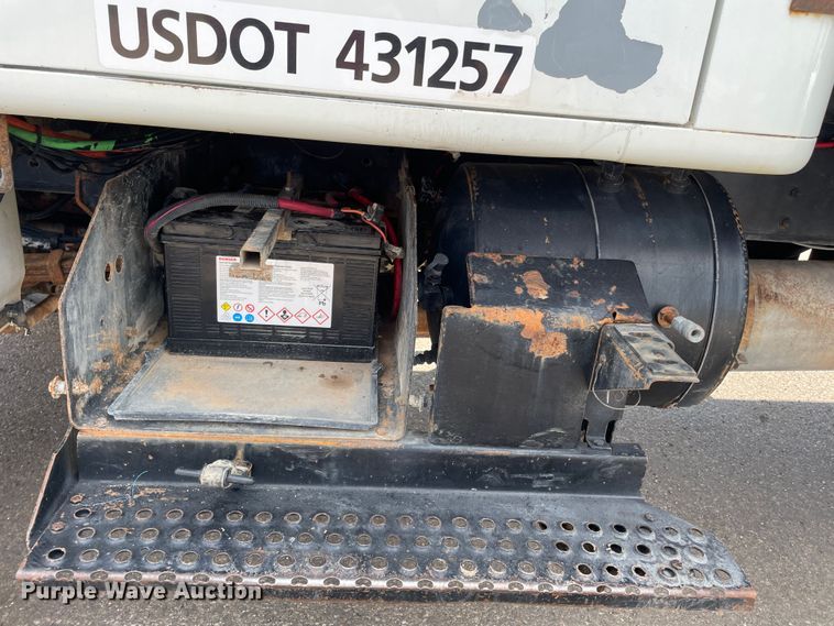 image for item DN4705 1995 International 4800  fuel / lube truck