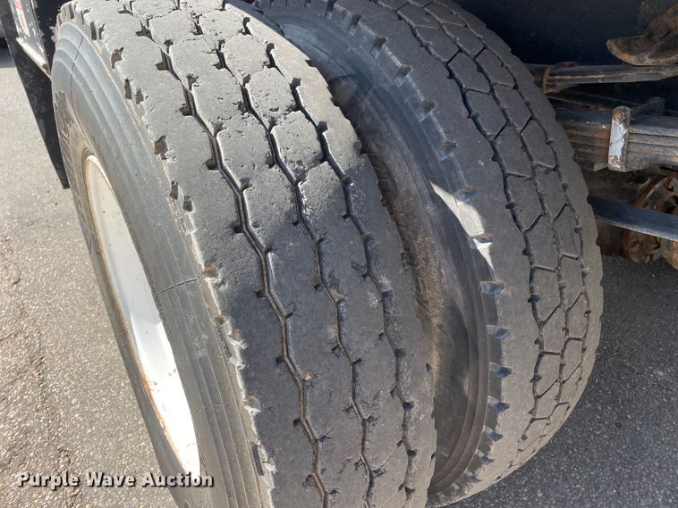 image for item DN4705 1995 International 4800  fuel / lube truck