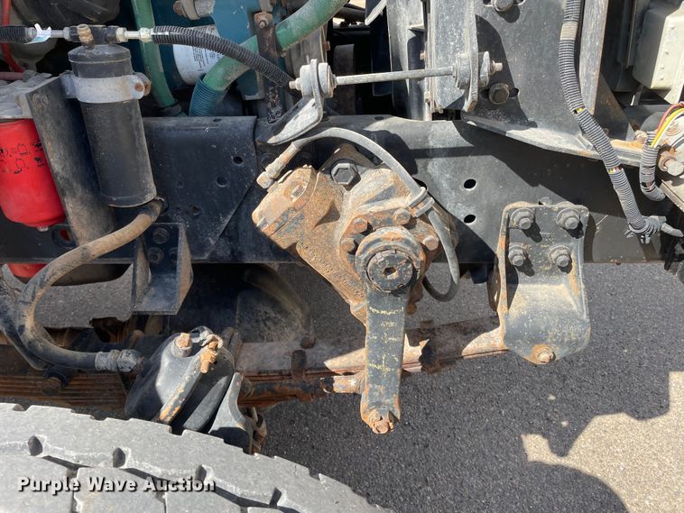 image for item DN4705 1995 International 4800  fuel / lube truck