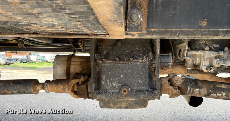 image for item DN4705 1995 International 4800  fuel / lube truck