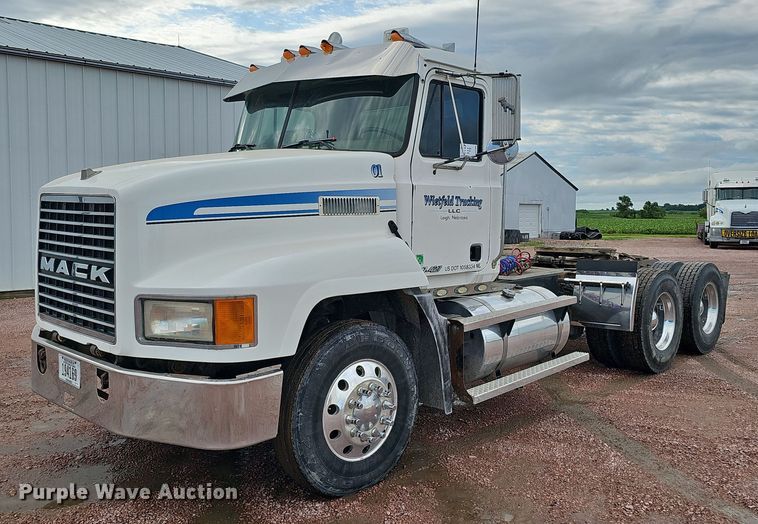 image for item DO2868 2001 Mack CH613  semi truck