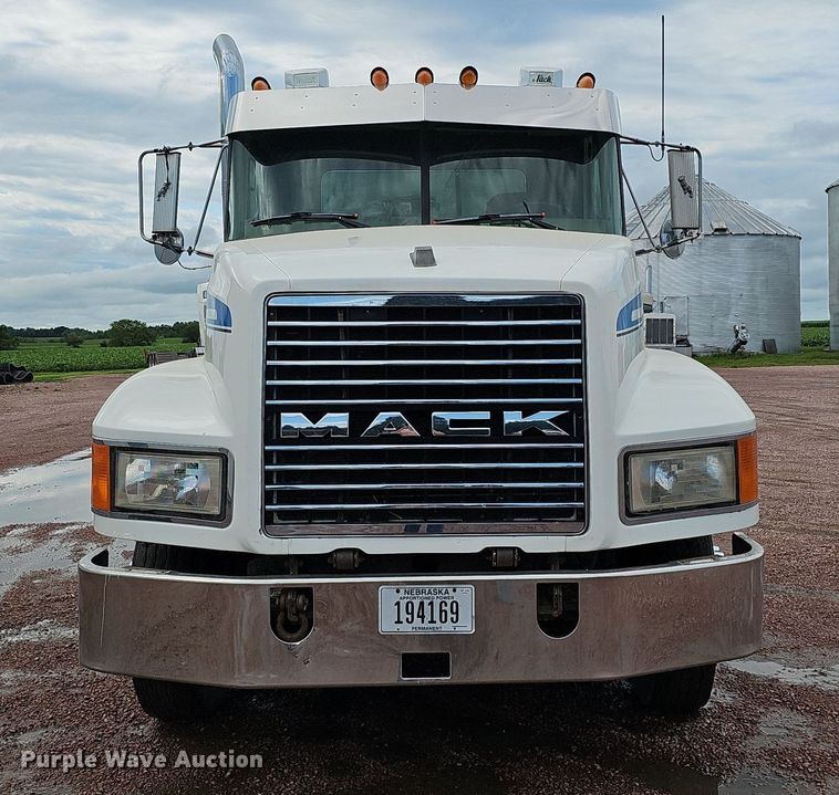 image for item DO2868 2001 Mack CH613  semi truck