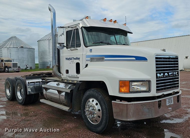 image for item DO2868 2001 Mack CH613  semi truck