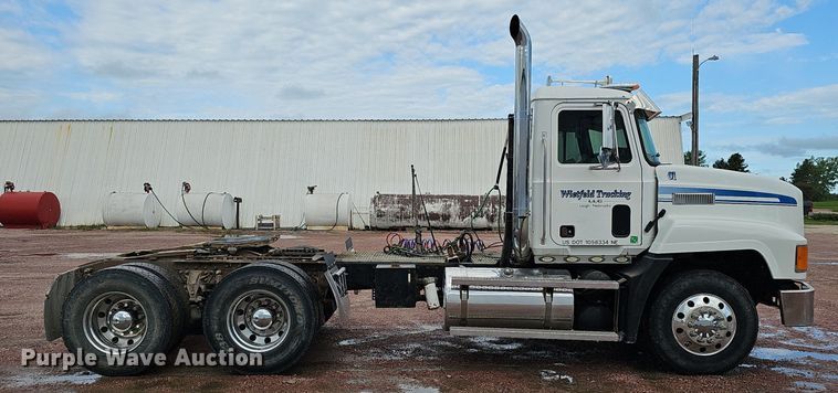 image for item DO2868 2001 Mack CH613  semi truck