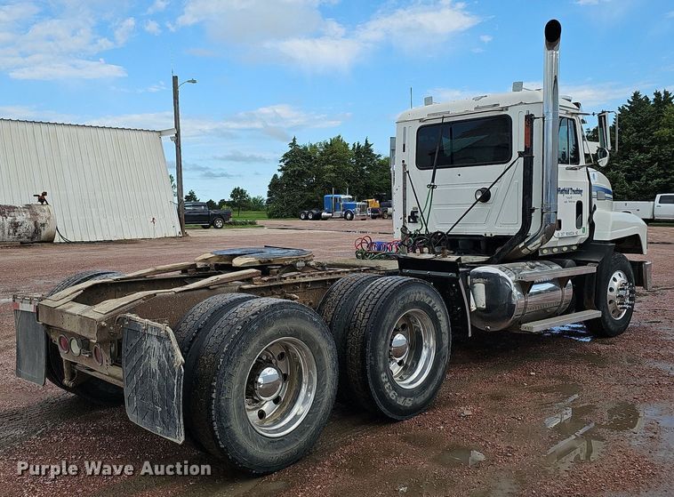 image for item DO2868 2001 Mack CH613  semi truck