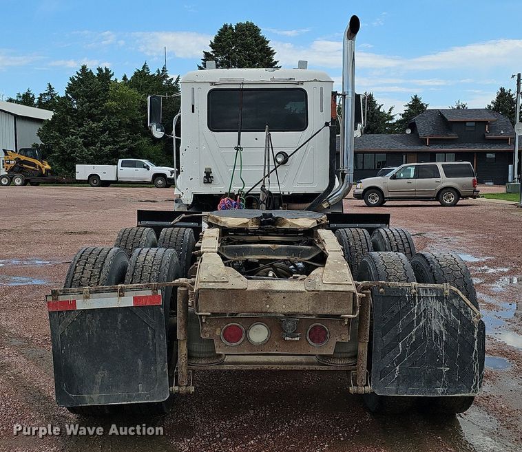 image for item DO2868 2001 Mack CH613  semi truck