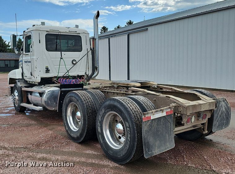 image for item DO2868 2001 Mack CH613  semi truck