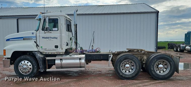 image for item DO2868 2001 Mack CH613  semi truck