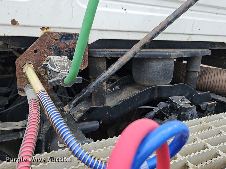 image for item DO2868 2001 Mack CH613  semi truck