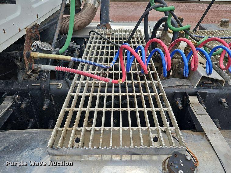 image for item DO2868 2001 Mack CH613  semi truck