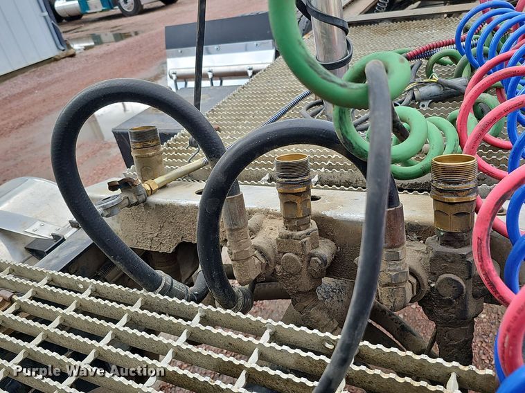 image for item DO2868 2001 Mack CH613  semi truck