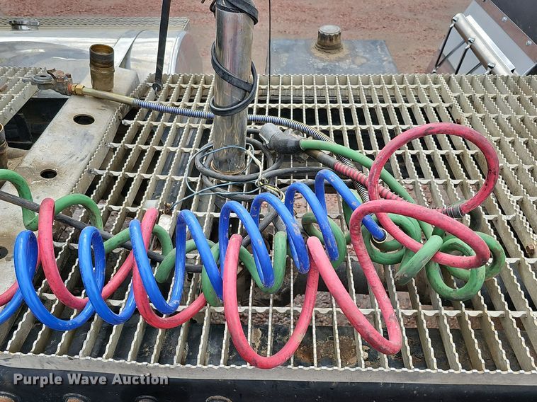 image for item DO2868 2001 Mack CH613  semi truck