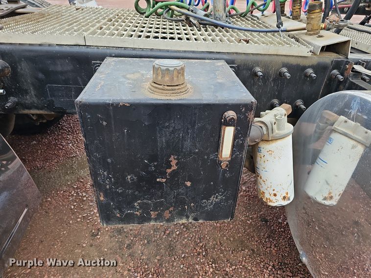 image for item DO2868 2001 Mack CH613  semi truck