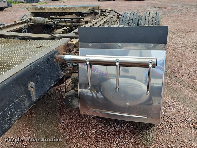 image for item DO2868 2001 Mack CH613  semi truck