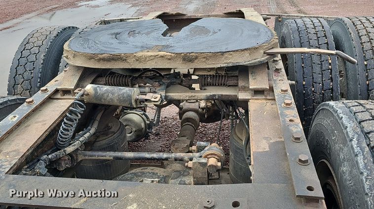 image for item DO2868 2001 Mack CH613  semi truck