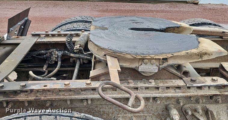 image for item DO2868 2001 Mack CH613  semi truck