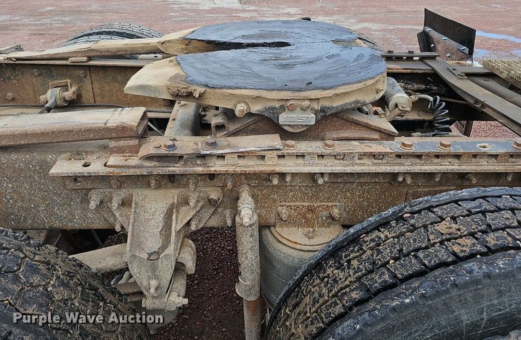 image for item DO2868 2001 Mack CH613  semi truck