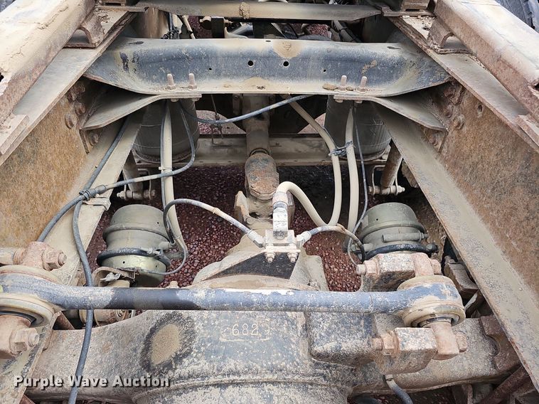 image for item DO2868 2001 Mack CH613  semi truck