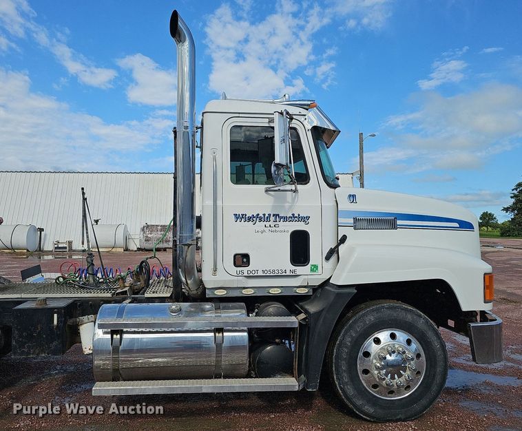 image for item DO2868 2001 Mack CH613  semi truck