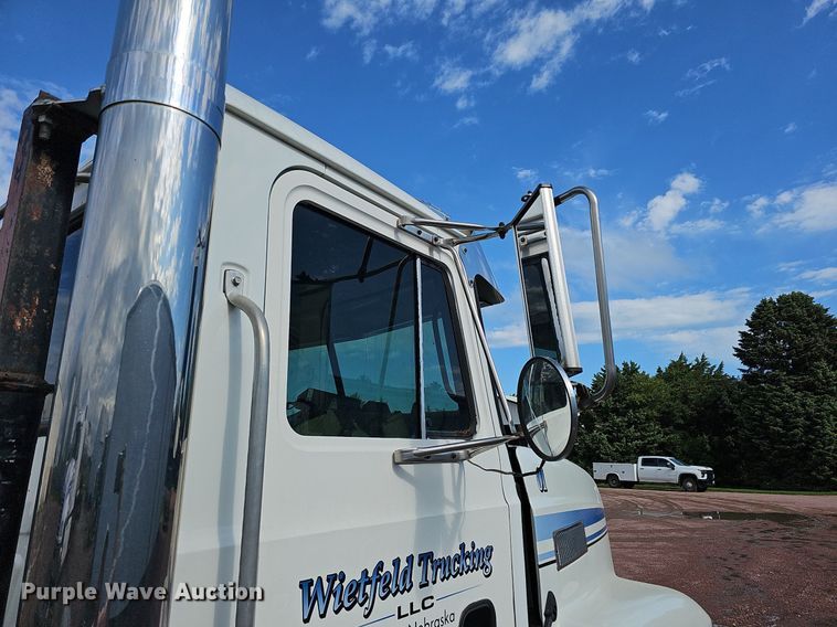 image for item DO2868 2001 Mack CH613  semi truck