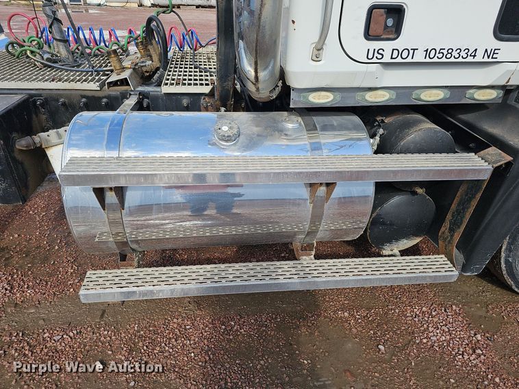 image for item DO2868 2001 Mack CH613  semi truck