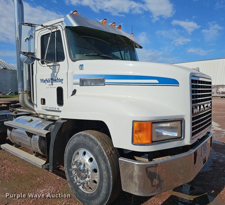 image for item DO2868 2001 Mack CH613  semi truck