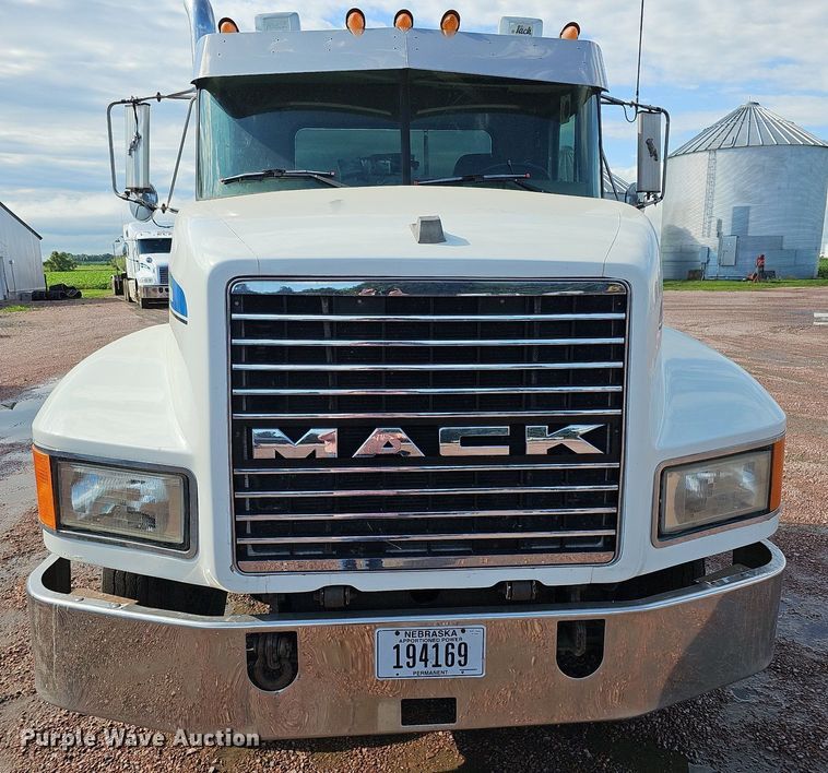 image for item DO2868 2001 Mack CH613  semi truck