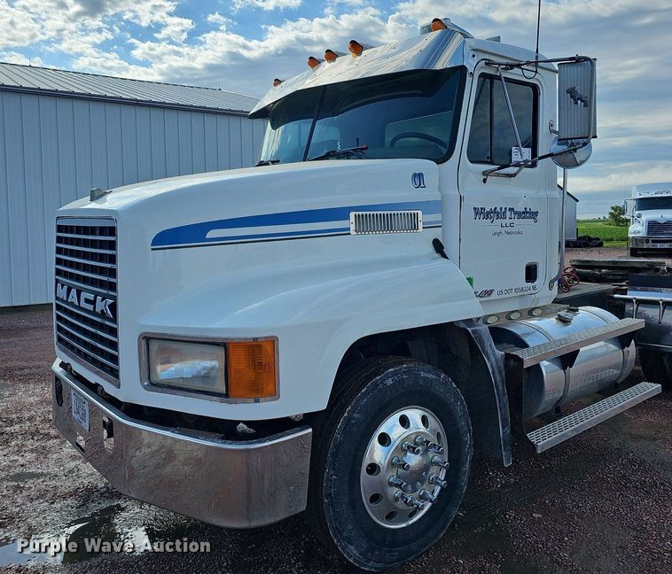 image for item DO2868 2001 Mack CH613  semi truck