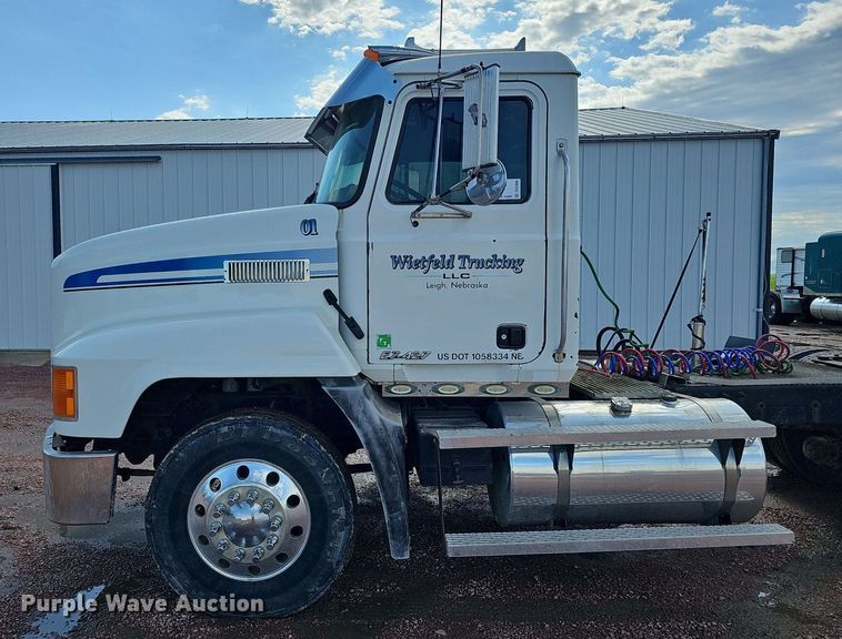 image for item DO2868 2001 Mack CH613  semi truck