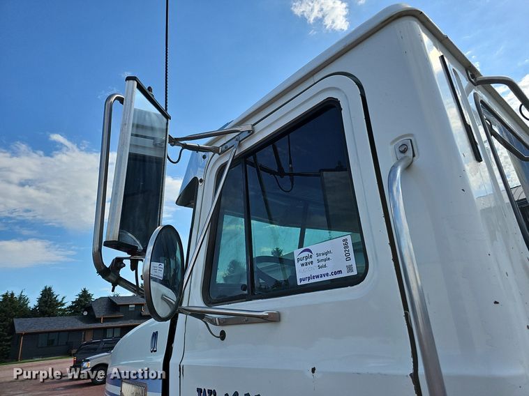 image for item DO2868 2001 Mack CH613  semi truck