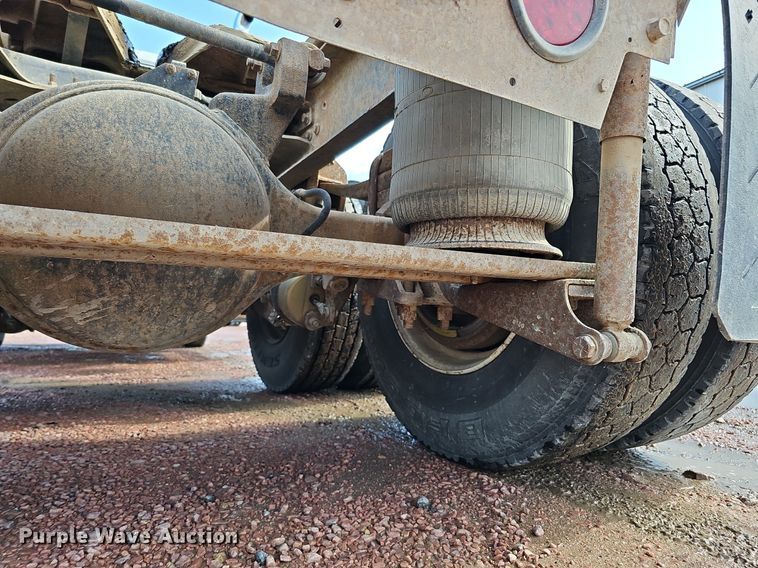 image for item DO2868 2001 Mack CH613  semi truck