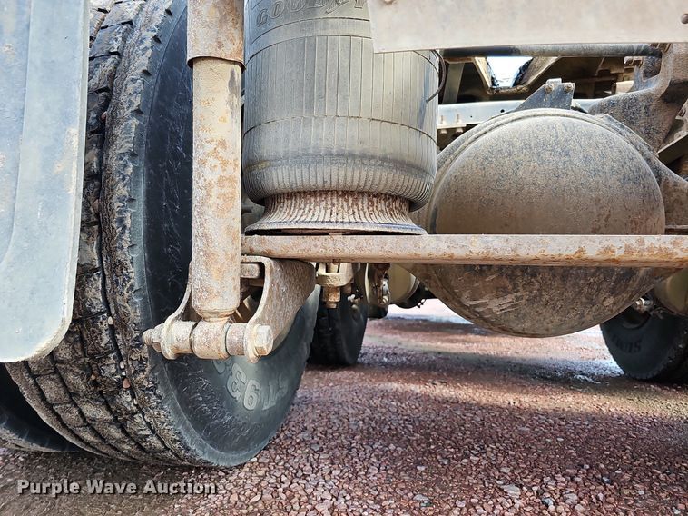 image for item DO2868 2001 Mack CH613  semi truck