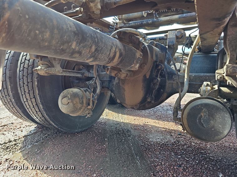 image for item DO2868 2001 Mack CH613  semi truck