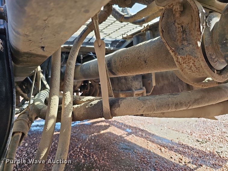 image for item DO2868 2001 Mack CH613  semi truck