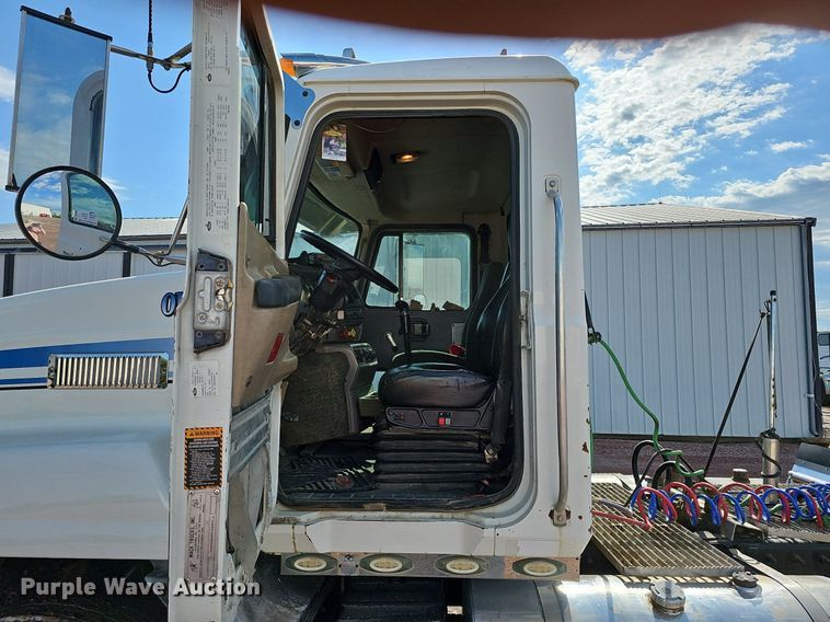 image for item DO2868 2001 Mack CH613  semi truck