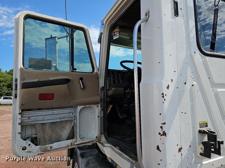 image for item DO2868 2001 Mack CH613  semi truck