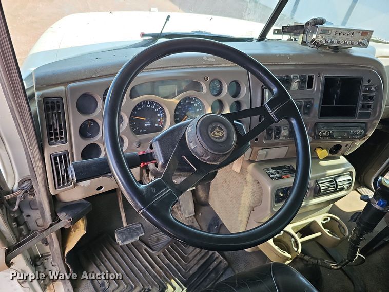 image for item DO2868 2001 Mack CH613  semi truck