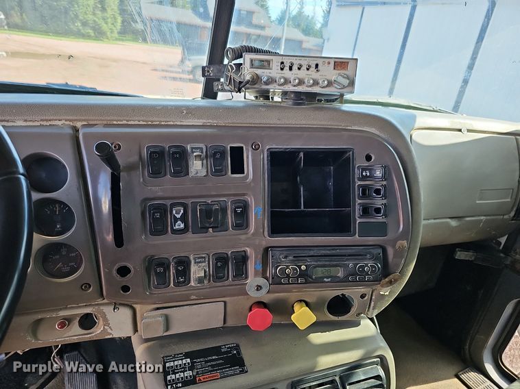 image for item DO2868 2001 Mack CH613  semi truck