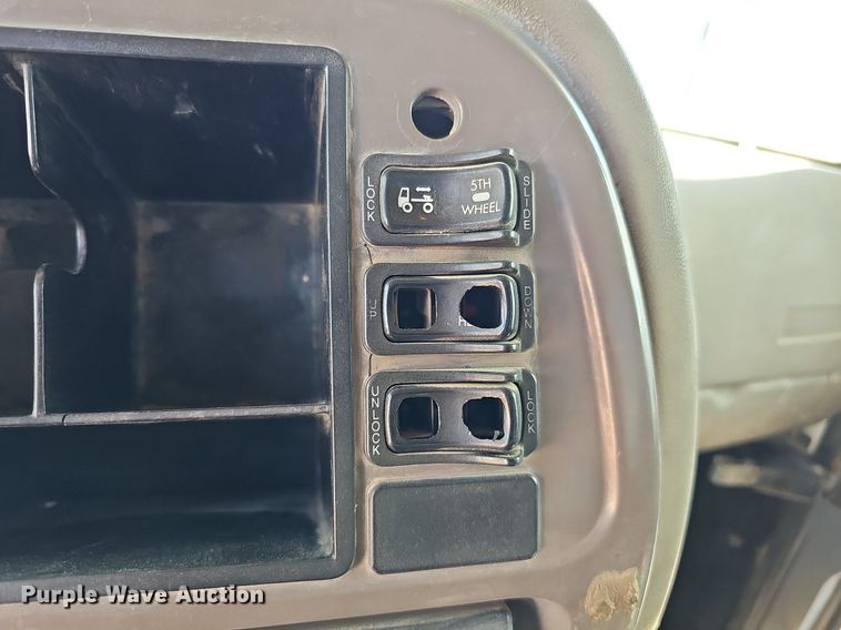 image for item DO2868 2001 Mack CH613  semi truck