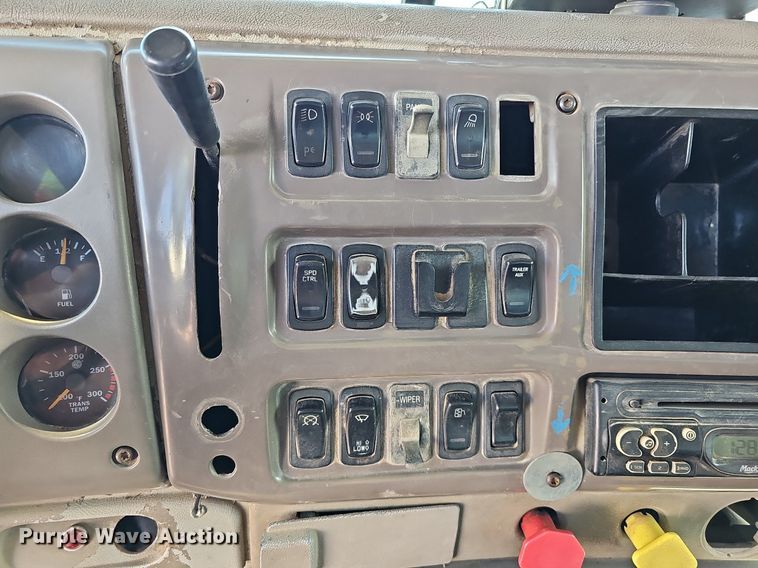 image for item DO2868 2001 Mack CH613  semi truck